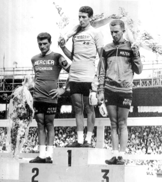 Tour de France 1965. Sul gradino pi alto del podio Felice Gimondi, secondo Poulidor, terzo un altro italiano, Gianni Motta (Ap)